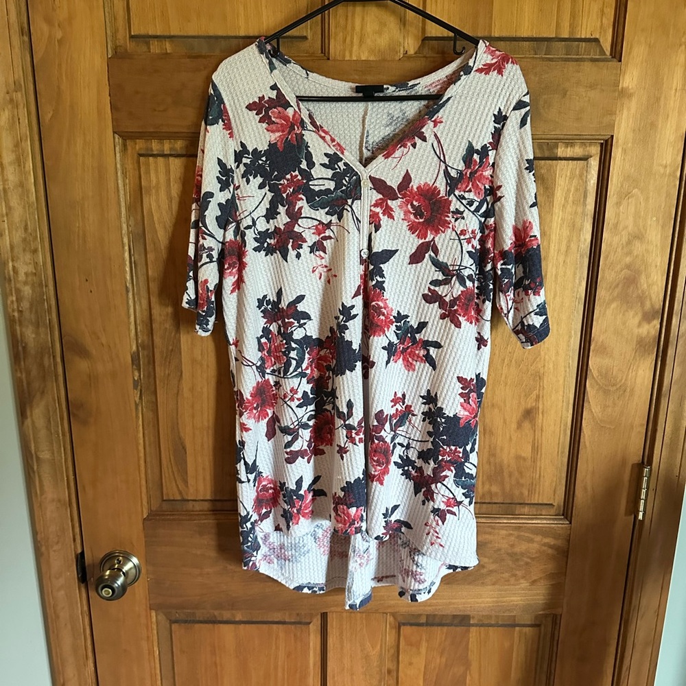 torrid Cream Waffle V-Neck Top with Red & Blue Floral Print Size 2
